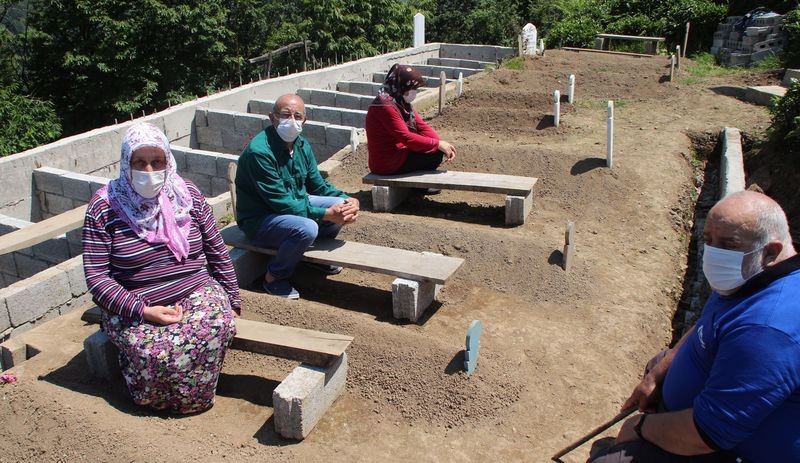 Koronavirüsten 6 ayda 8 ferdini kaybeden aile 10 yeni mezar yeri daha hazırladı - Resim : 1