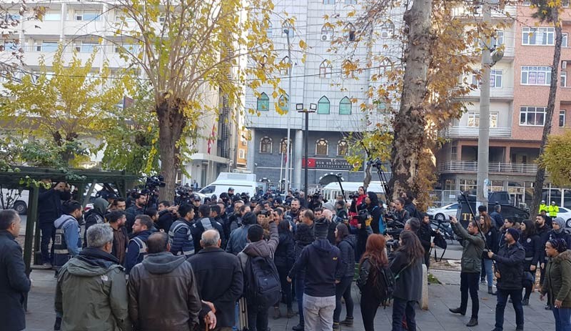 Sur Belediyesi Eş Başkanı Buluttekin gözaltına alındı - Resim : 1