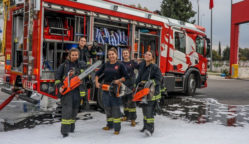 Kadın itfaiyeciler: Herkesin kaçtığı yere biz koşarak giriyoruz - Resim : 1