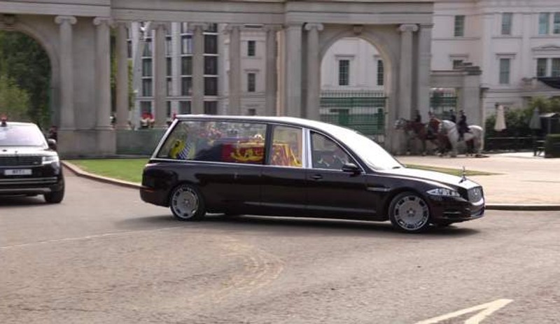 Britanya Kraliçesi II. Elizabeth'in cenazesi St. George Şapeli’nde defnedildi - Resim : 11