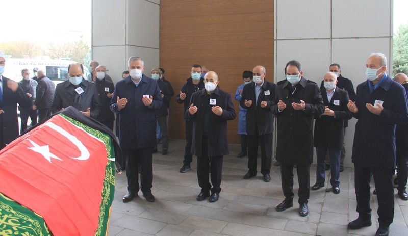 Salgında ölen kızının cenazesinde 'ben de geliyorum' diyen baba koranavirüse yenildi - Resim : 1