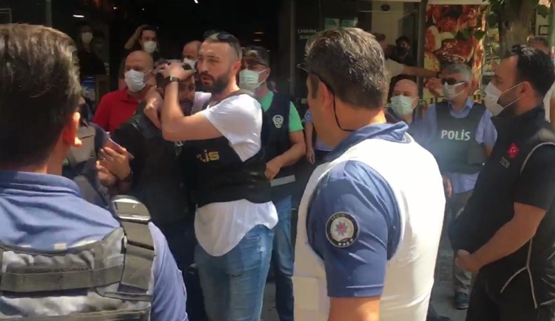 HDP İzmir İl Binasına saldırı: 1 partili yaşamını yitirdi - Resim : 1