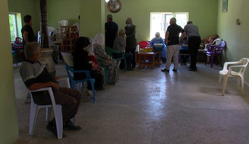 Sağlıkçılar, aşılamanın düşük olduğu kentte camiden Türkçe ve Kürtçe anonsla halkı aşıya çağırdı - Resim : 1