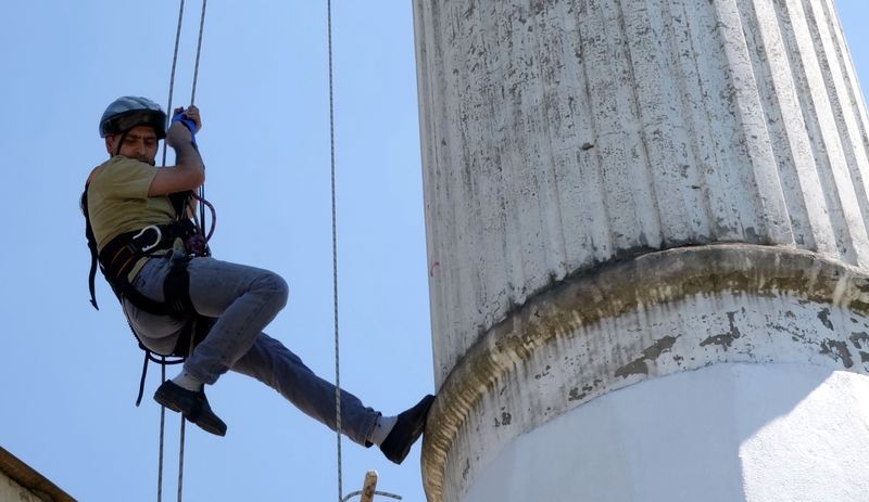 Dağcılık eğitimi alan imam caminin minaresini kendi boyuyor - Resim : 2