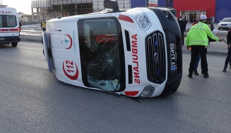 Hasta taşıyan ambulans kaza yaptı: 5 yaralı - Resim : 1