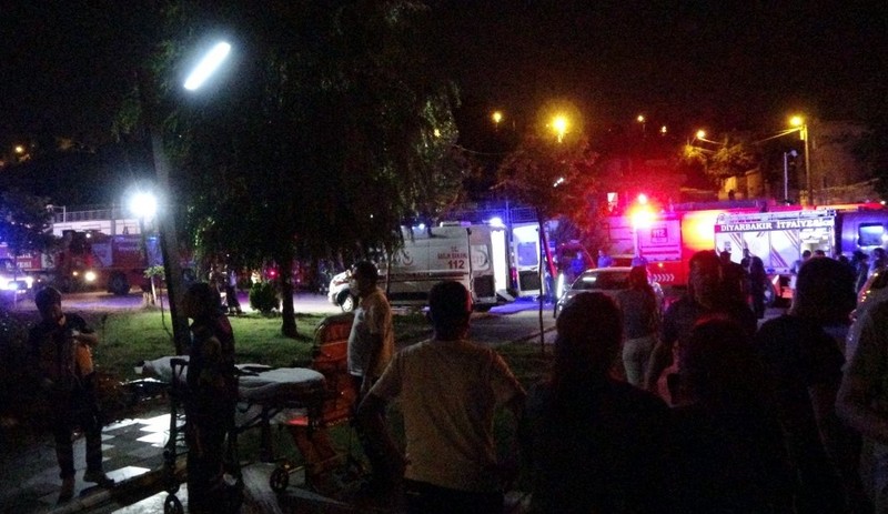 Diyarbakır'da 25 katlı binada yangın: 1 kişi hayatını kaybetti, 50’ye yakın kişi dumandan etkilendi - Resim : 1