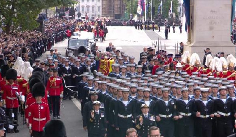 Britanya Kraliçesi II. Elizabeth'in cenazesi St. George Şapeli’nde defnedildi - Resim : 7