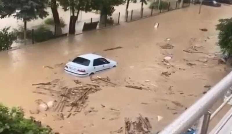 Sinop'ta sel felaketi: Çatılara çıkıp beyaz örtü sallayarak yardım istediler - Resim : 4