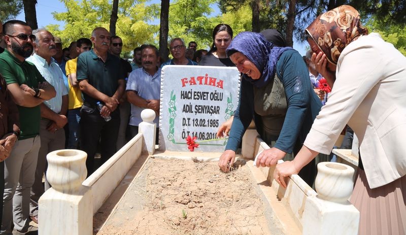 Katledilen Şenyaşar ailesinin fertleri mezarları başında anıldı - Resim : 1