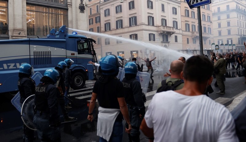 İtalya'da 'Yeşil Geçiş' protestosu: Polis göstericilere müdahale etti, siyasiler olaylara tepki gösterdi - Resim : 1