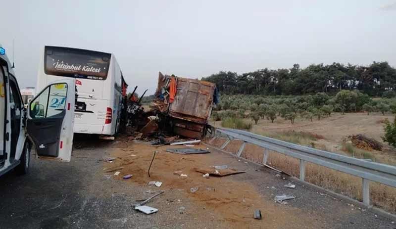 Soma'da TIR otobüse çarptı: 9 kişi hayatını kaybetti, 30 kişi yaralı - Resim : 1