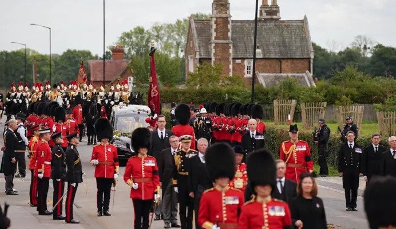 Britanya Kraliçesi II. Elizabeth'in cenazesi St. George Şapeli’nde defnedildi - Resim : 12