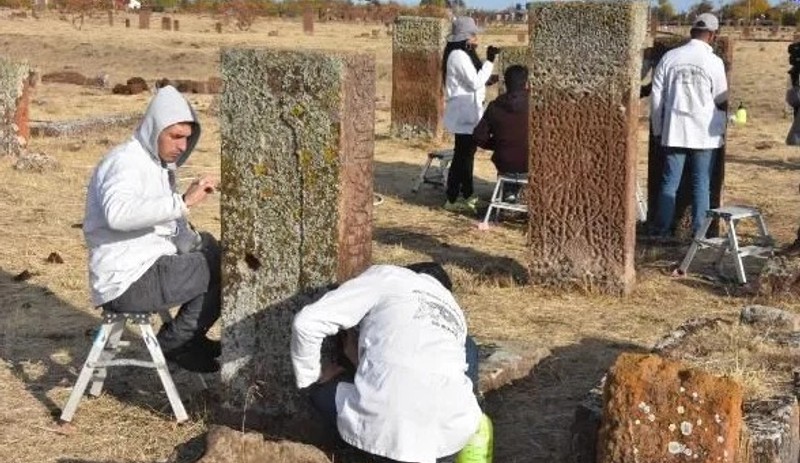 Ahlat'taki kazılarda 30'a yakın çocuk mezarı bulundu - Resim : 1