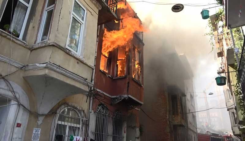 Beyoğlu'nda yangın paniği: 2 katlı ev yandı - Resim : 1