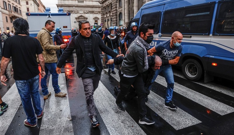 İtalya'da 'Yeşil Geçiş' protestosu: Polis göstericilere müdahale etti, siyasiler olaylara tepki gösterdi - Resim : 2