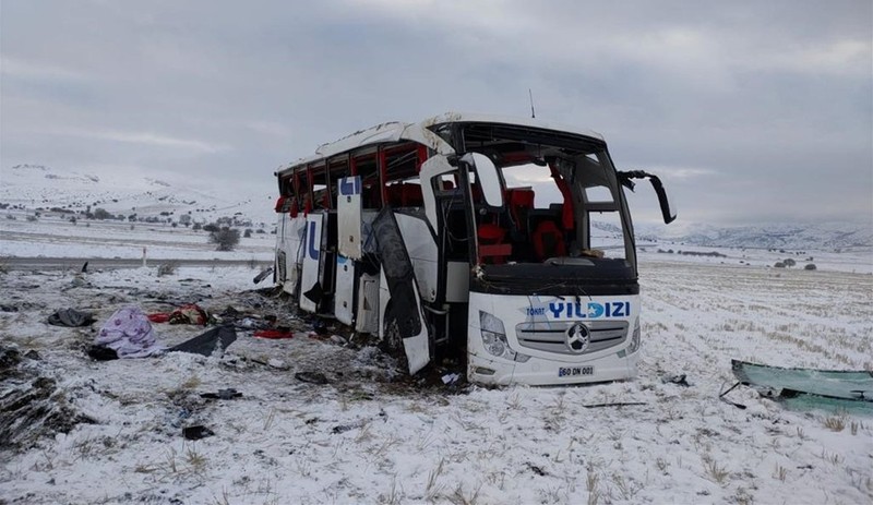 Sivas'ta yolcu otobüsü devrildi: 4'ü ağır 20 yaralı - Resim : 1