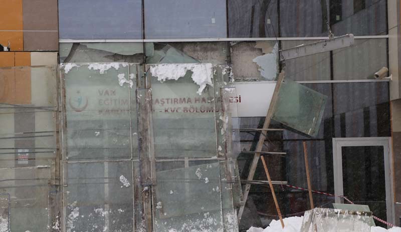 Hastane girişindeki çatı çöktü: 9 yaralı - Resim : 2