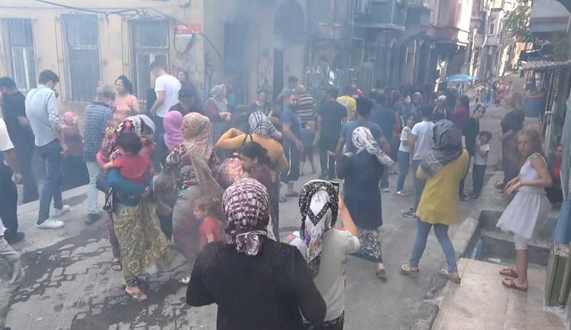 Beyoğlu'nda yangın paniği: 2 katlı ev yandı - Resim : 2