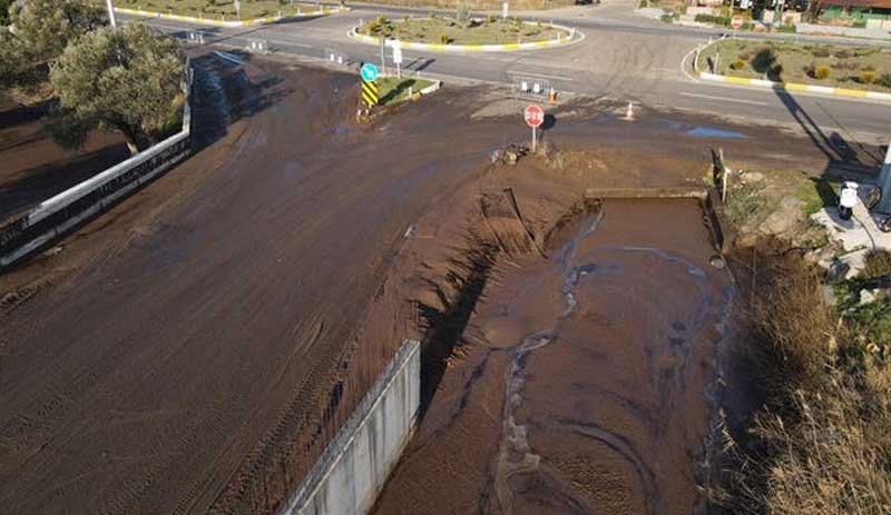 Ayvalık'ta çevre felaketi: Kapatılması istenen fabrikanın duvarı yıkıldı - Resim : 1