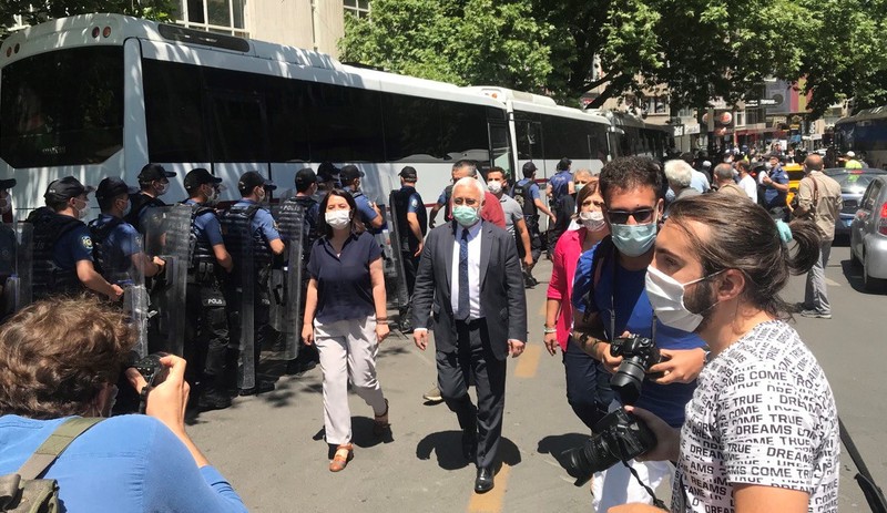 HDP Grup Başkanvekilleri ve milletvekillerinden nöbetteki baro başkanlarına dayanışma ziyareti - Resim : 2