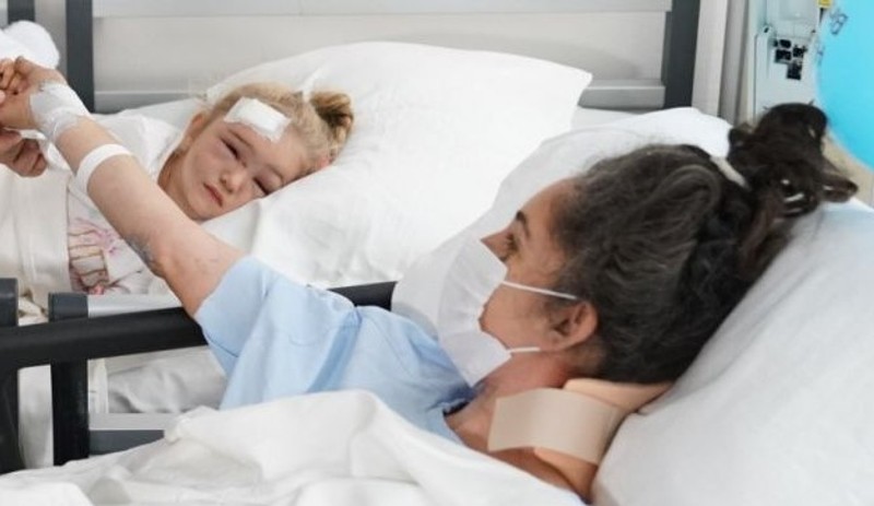 Depremden 65 saat sonra sağ çıkan minik Elif ailesiyle bir araya geldi - Resim : 1