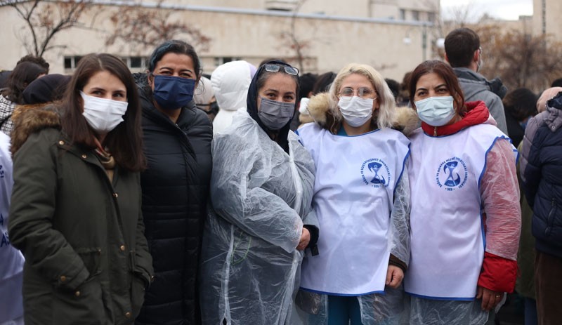 Sağlık çalışanları yağmur altında grevde: Bıçak kemikte - Resim : 1