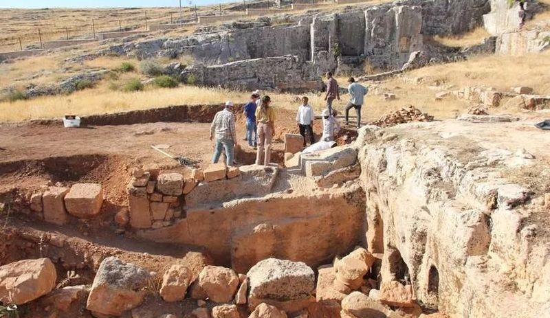 Adıyaman'da içinde 4 iskeletin olduğu 1800 yıllık mezar bulundu - Resim : 3