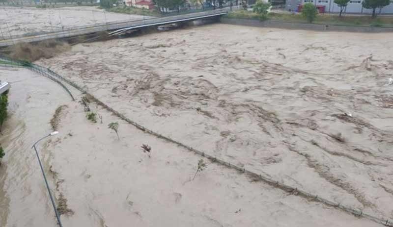 Sinop'ta sel felaketi: Çatılara çıkıp beyaz örtü sallayarak yardım istediler - Resim : 1