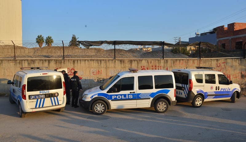 'Ölüü' yazan duvarın önünde ölü bulundu - Resim : 1