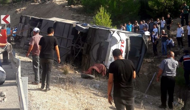 Mersin'de askerleri taşıyan otobüs devrildi: 6 ölü, 10 ağır yaralı - Resim : 1