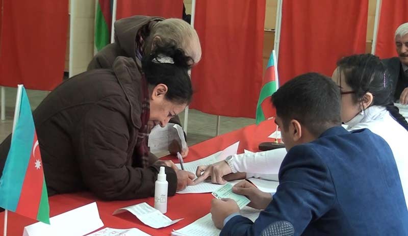 Azerbaycan sandık başında - Resim : 2