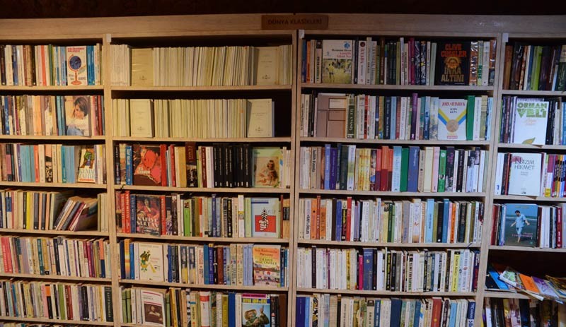 Temizlik işçileri çöpte bulduğu kitaplarla kütüphane kurdu, kitap sayısı 25 bini aştı - Resim : 3