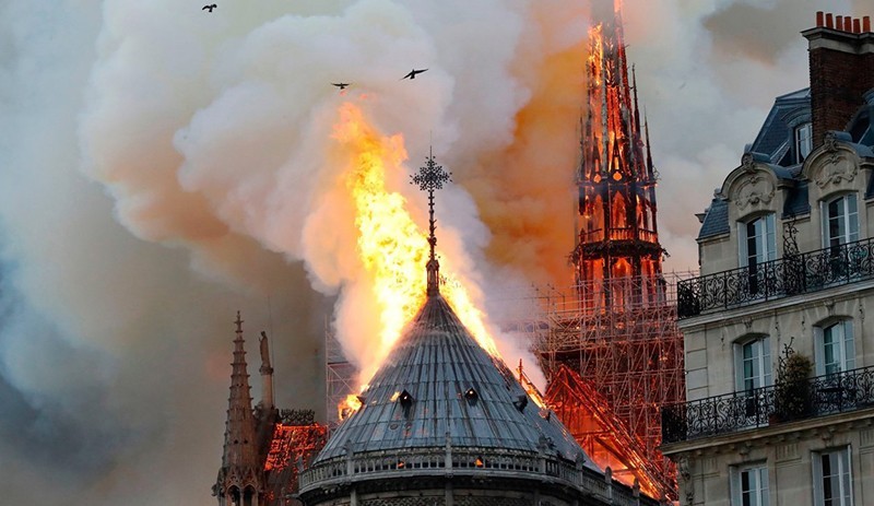 Libération'dan Notre Dame manşeti: Bizim Dramımız - Resim : 1