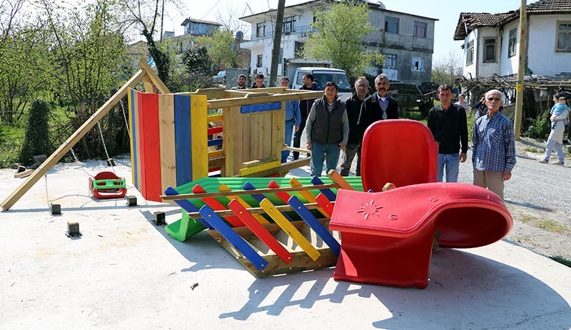 Seçimi kaybedince yaptırdığı çocuk parkını söktü - Resim : 1