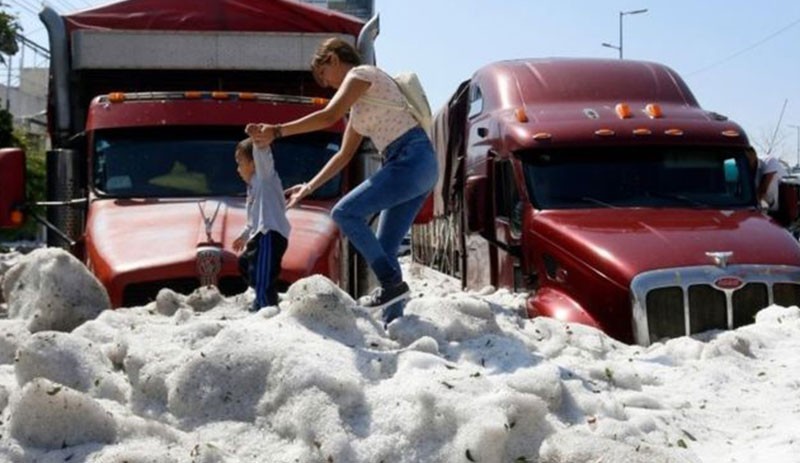 Meksika'da dolu fırtınası: Sıcaklığın 29 derece olduğu kent buzla kaplandı - Resim : 1