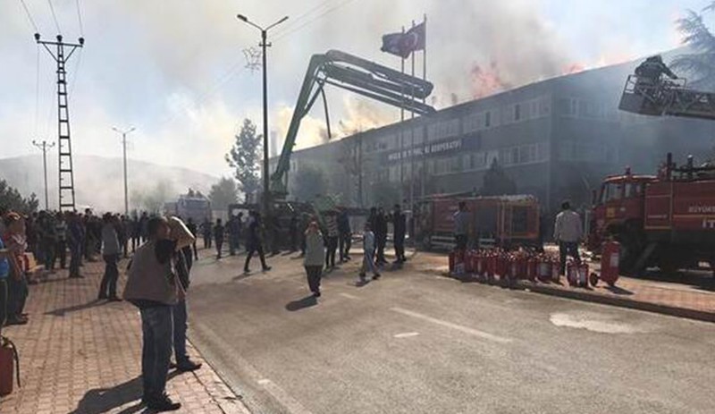 Silah fabrikasında yangın: İşçilerin müdahalesiyle mühimmat tahliye edildi - Resim : 1
