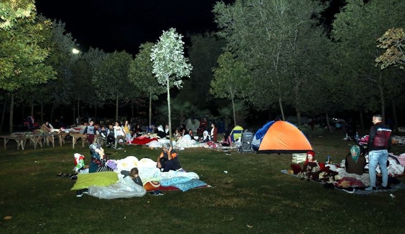 İstanbullular geceyi parklarda geçirdi - Resim : 5