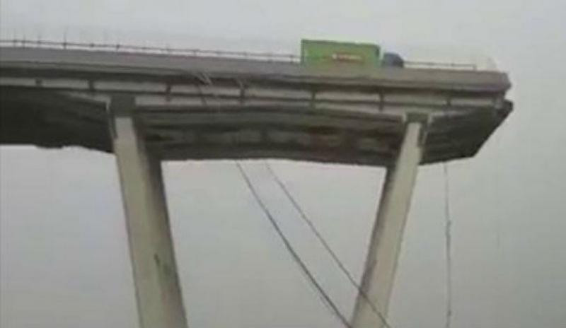 İtalya'da köprü çöktü: En az 39 ölü - Resim : 1