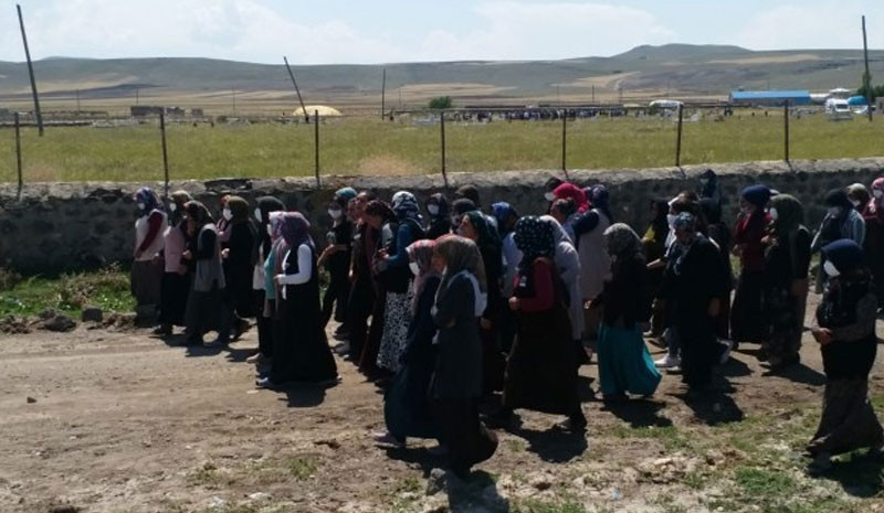 'Tehdit ediliyorum' dedikten sonra ölü bulunan asker defnedildi, aile törende askerlere tepki gösterdi - Resim : 1