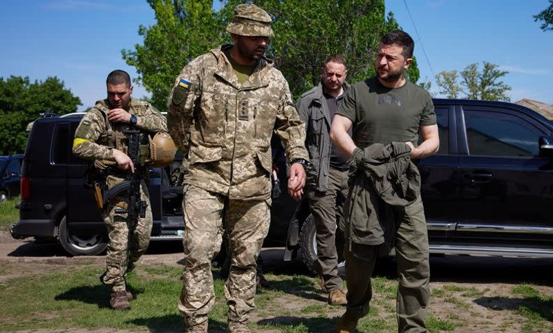 Zelenskiy'den şiddetli çatışmaların yaşandığı Ukrayna'nın doğusundaki şehirlere ziyaret - Resim : 1