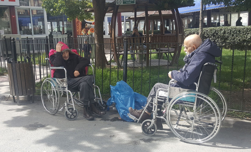 İBB, bakım sezonunu kapattı, yaşlıları hastane bahçesine terketti - Resim : 1