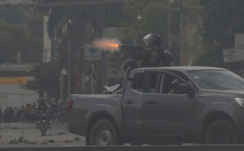 Haiti'de yüz binler sokaklara döküldü: 2 ölü - Resim: 2