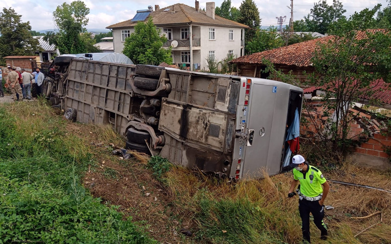 Memurları taşıyan servis ile otomobil çarpıştı: 21 yaralı - Resim : 1
