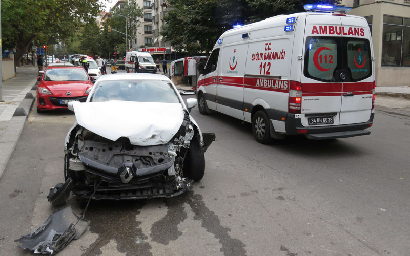 İstanbul'da ambulans kaza yaptı: 4 sağlıkçı yaralandı - Resim : 2