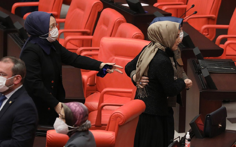 Meclis’te bu kez kadın vekiller kavga etti, erkek vekiller ayırdı - Resim : 3