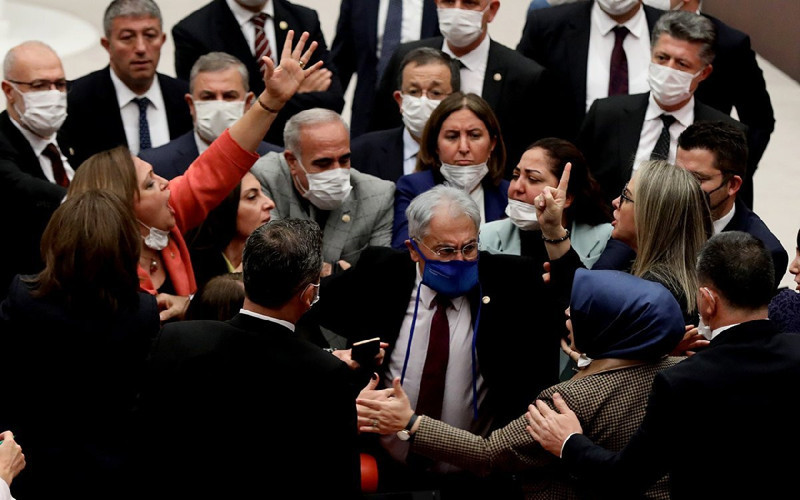 Meclis’te bu kez kadın vekiller kavga etti, erkek vekiller ayırdı - Resim : 1