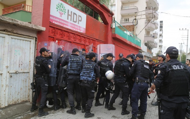 Cizre'de kayyım protestosuna saldırı: Milletvekili de darp edildi - Resim : 1