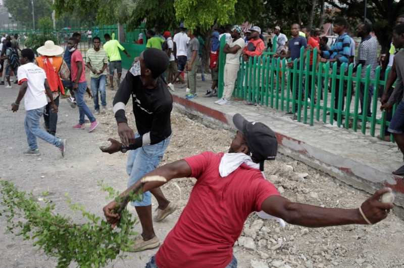 Haiti'de yüz binler sokaklara döküldü: 2 ölü - Resim: 6