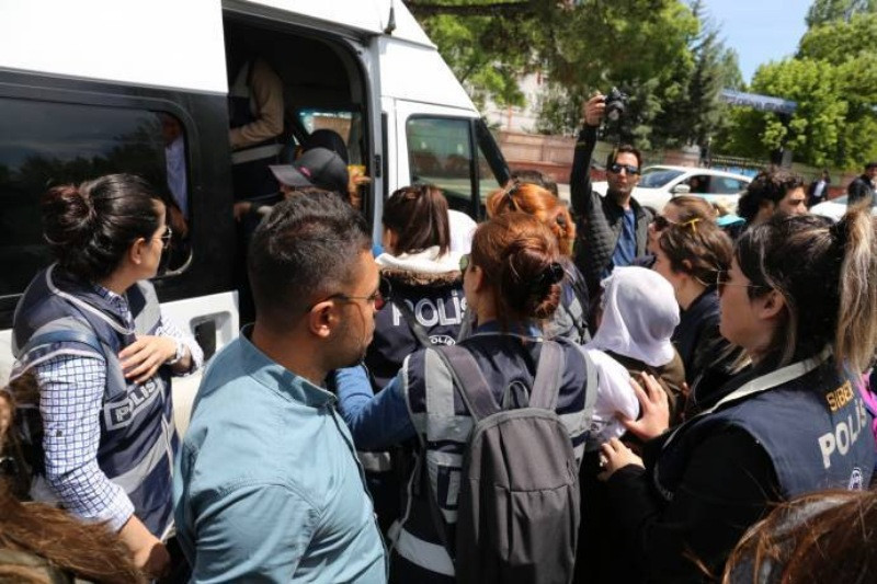 Diyarbakır'da tutuklu anneleri darp edilerek gözaltına alındı - Resim: 5