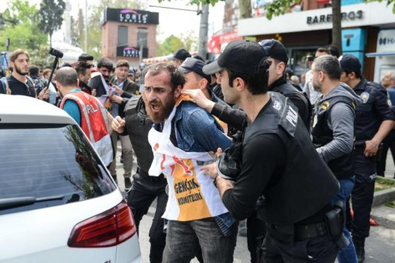 Taksim'e yürümek isteyenlere polis müdahalesi: 127 gözaltı - Resim: 12